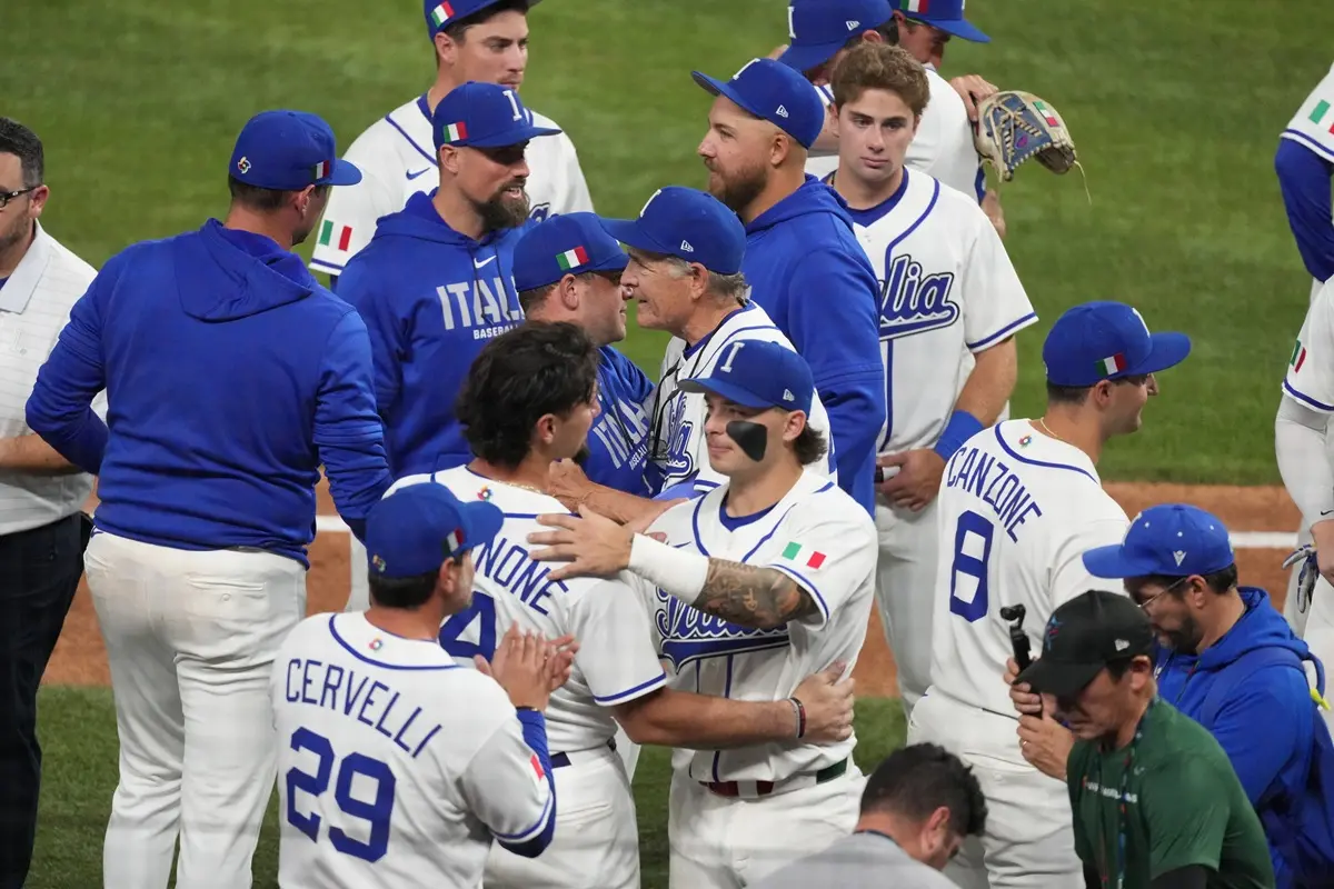 ▲賽後義大利隊並未因落敗而意志消沉，全體隊員在休息室前相擁打氣的畫面，展現了無與倫比的團結精神，感動了現場數萬名球迷。（圖／美聯社／達志影像）