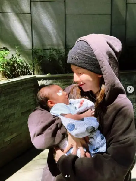 ▲除了照顧新生兒，愛雅（如圖）還有2隻可愛毛小孩妮妮與漂亮，其中妮妮已經是高齡17歲，先前出現失智症前兆。（圖／愛雅IG ＠aiyachang1988）