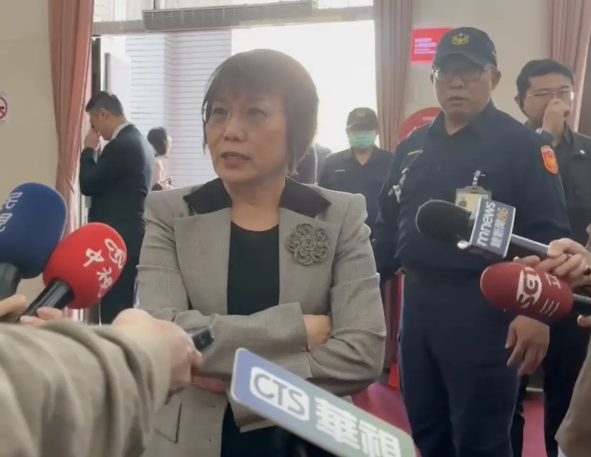 ▲內政部長劉世芳今（17）早受訪時，遭記者麥克風觸身後，表情不悅要求保持距離。（圖／翻攝畫面）