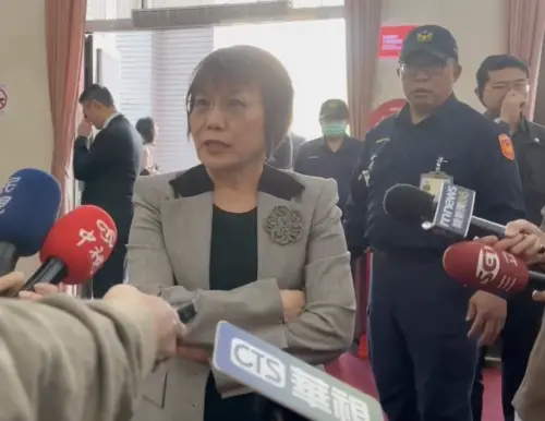 被麥克風碰到怒瞪記者喊「騷擾」　白轟劉世芳：這就是高官的樣子