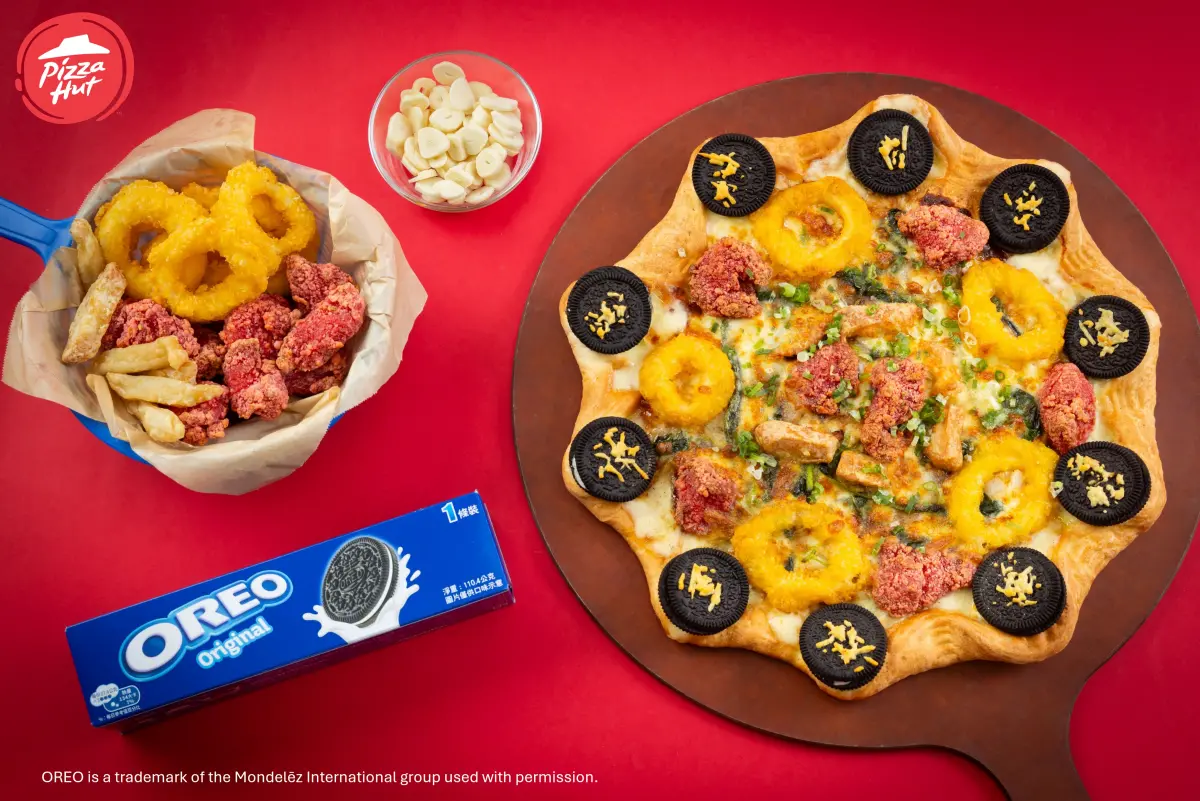 ▲必勝客攜手OREO攜手推出「OREO餅乾台味鹹酥雞比薩」，將炸鹹酥雞配上炸餅乾。（圖／必勝客提供www.pizzahut.com.tw/）