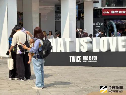 ▲西門町的TWICE應援歌曲是《What is Love?》，有媽媽抱著小寶貝打卡留念。（圖／記者陳雅蘭攝）