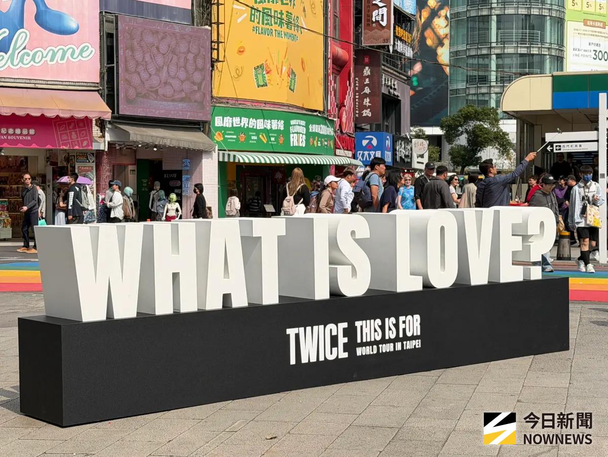 ▲台北市為了迎接TWICE本週末在大巨蛋開唱，在西門町、新北投車站設置她們的夯曲打卡點，每個裝飾藝術精緻到讓遊客頻頻讚嘆。（圖／記者陳雅蘭攝）