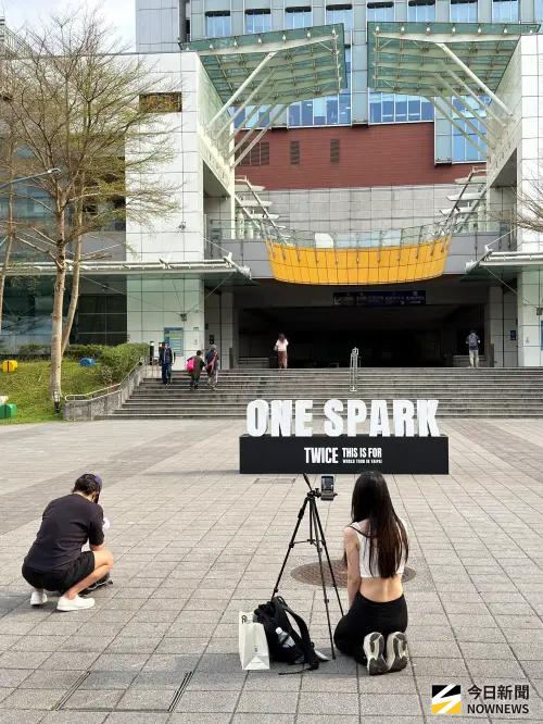 ▲南港車站前的南興公園裝置藝術品是《ONE SPARK》，由於下午人潮少，讓粉絲不用排隊人擠人拍好拍滿。（圖／記者陳雅蘭攝）