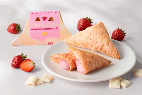 ▲今年春天，台灣麥當勞又引進全新口味「草莓白巧克力三角派」，自3月18日起至4月28日限期供應。（圖／麥當勞）