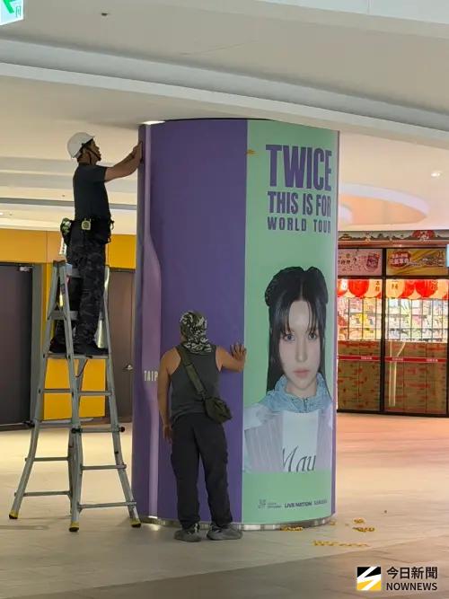 ▲台北大巨蛋開始場布，TWICE成員的海報陸續貼上柱子。（圖／記者張一笙攝）