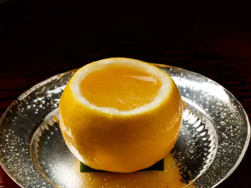 ▲末冨的招牌甜點「蜜柑果凍」（圖／鮨毅提供www.instagram.com/_sushiyii/）