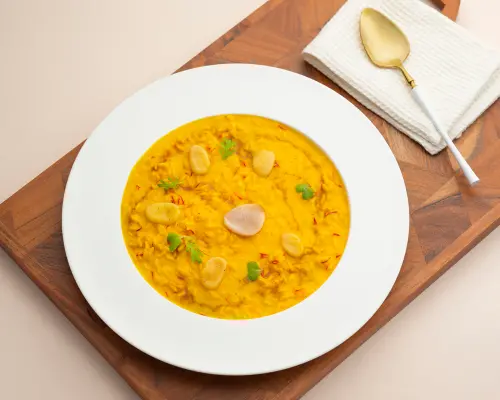 ▲「經典米蘭牛骨髓 番紅花燉飯」金黃耀眼的番紅花燉飯與豐腴飽滿的牛骨髓一起享用，色香味完美平衡。（圖/台北遠東香格里拉提供tpe.fareasternhotel.com.tw）