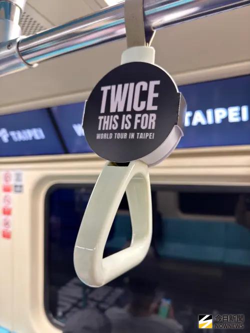 ▲TWICE板南線主題車廂手把也是暗藏小心機。（圖／記者陳雅蘭攝）