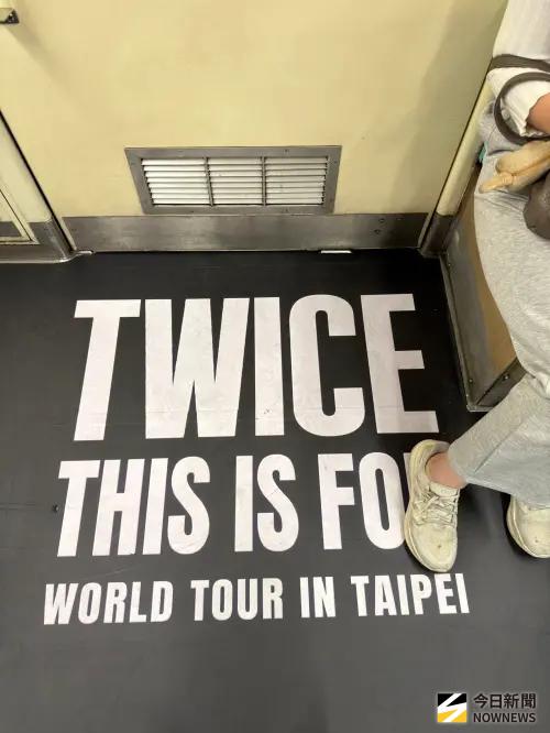 ▲TWICE板南線主題車廂地板印有大大的台北演唱會文字。（圖／記者陳雅蘭攝）
