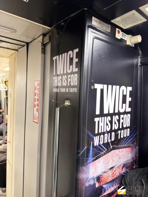 ▲TWICE板南線主題車廂連結處也有細節。（圖／記者陳雅蘭攝）