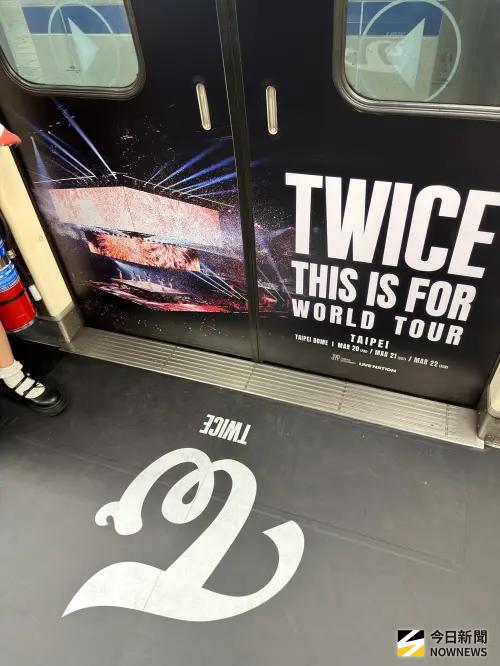 ▲TWICE板南線主題車廂細節滿滿，地板、車門都有驚喜。（圖／記者陳雅蘭攝）