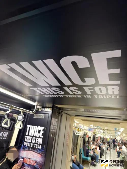 ▲TWICE板南線主題車廂天花板也印有TWICE字樣。（圖／記者陳雅蘭攝）