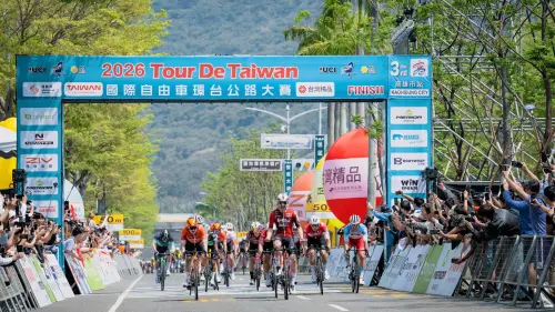 ▲2026環台賽高雄市站由一級職業車隊比利時樂透隊格里塞爾(GRISEL Matys)以3小時06分28秒奪下單站冠軍。（圖／中華民國自由車協會提供）