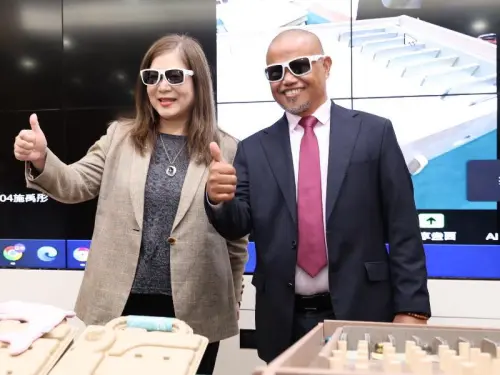 ▲海洋委員會主任委員管碧玲(左)與帛琉農漁業及環境部長Steven Victor(右)佩戴海廢回收製造的太陽眼鏡。(圖／海洋委員會提供)