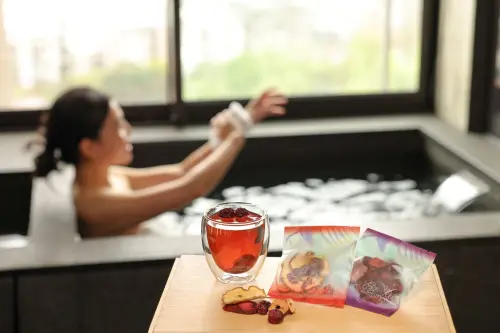 ▲晶泉丰旅「春漾．初綻」住房專案贈送「花漾果乾水組」，以天然果乾沖泡，為溫泉旅程增添清新果香。（圖／晶泉丰旅提供https://beitou.wellspringbysilks.com/）