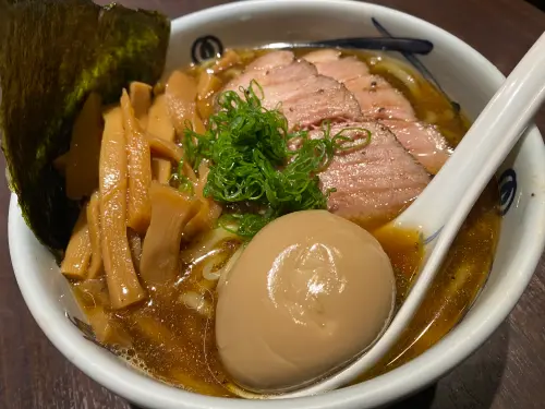 ▲目前在台灣的日本拉麵店，大多數都還是以軟性的公告提醒顧客注意用餐速度。（示意圖／記者潘毅攝）