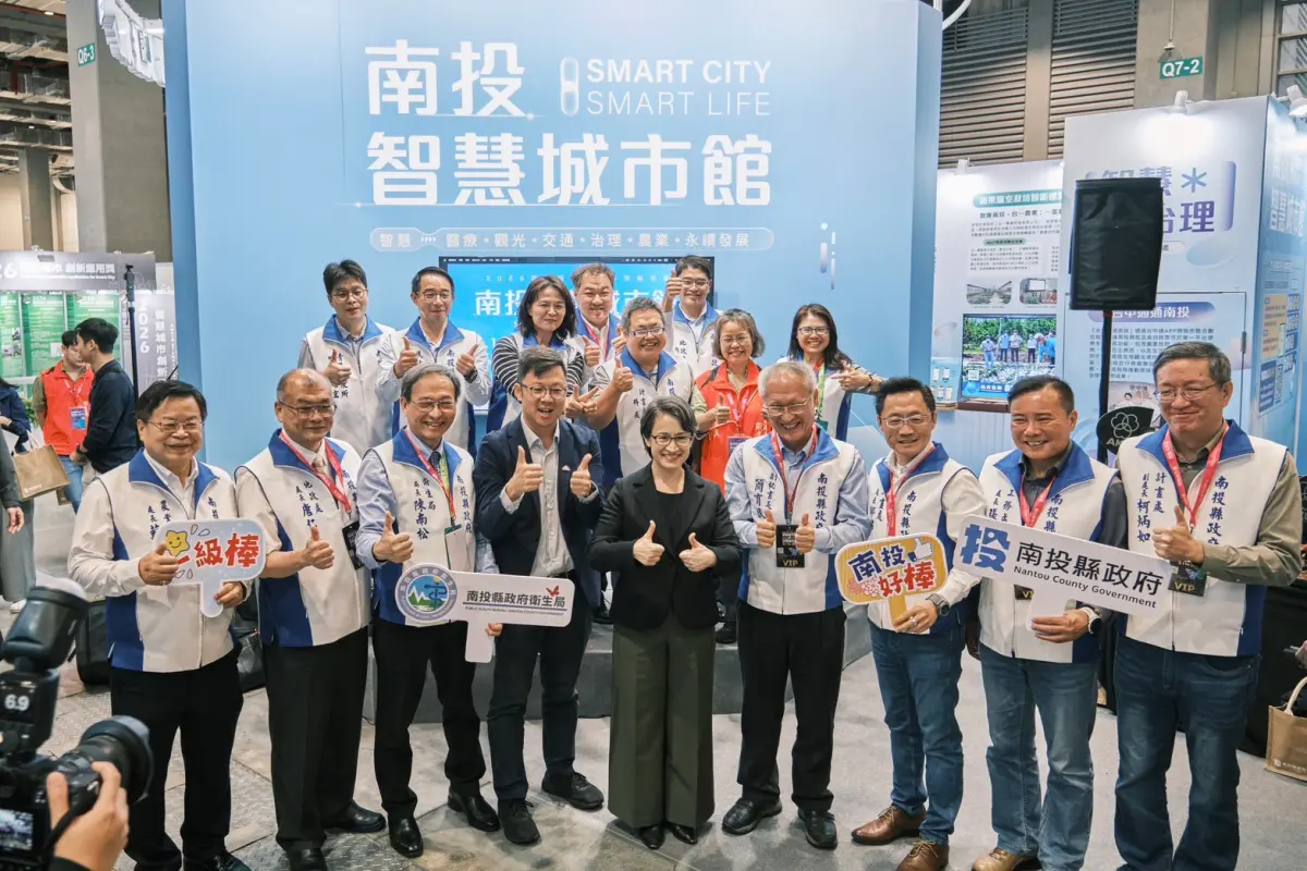 ▲南投館開展湧現人潮，連蕭美琴副總統都驚喜現身，並與出席來賓們大合照，（圖／南投縣府提供）