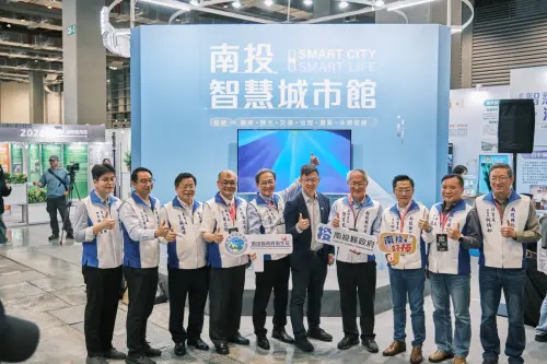 ▲ 台中市府數位發展局局長林谷隆（中西裝者）表示，台中市與南投縣是「數位姐妹城市」，南投首次參展，他特別「過府」相挺。（圖／南投縣府提供）