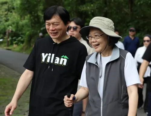 小英撿到槍！嫌他爬山會喘「不太行」童子瑋無奈回應笑翻