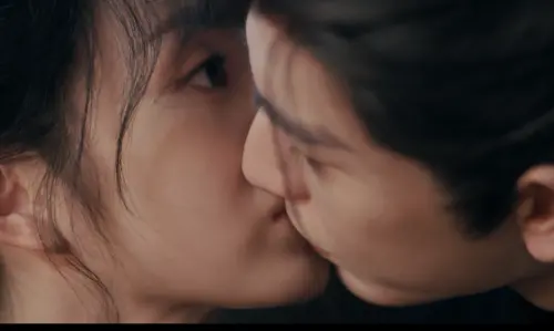 雷／《逐玉》張凌赫脫了！偷親田曦薇　她輕挑下頜回吻：扯平了