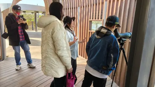 ▲此次邀請得獎家庭搭乘黑面琵鷺吉甫車，探訪沿海重要賞鳥據點，並在專業導覽下觀察候鳥生態，（圖／主辦單位提供）