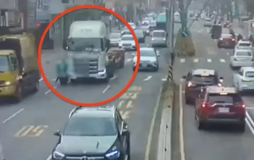 桃園爆恐怖車禍釀2命危！母載1歲女嬰疑似閃垃圾車遭聯結車碾過
