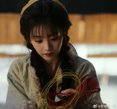 ▲古裝婚服疑似標籤外露，劇迷看傻眼。（圖／翻攝自微博）