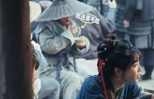 ▲搬石修水壩的臨演阿伯，被發現看似在假裝吃饅頭。（圖／翻攝自微博）