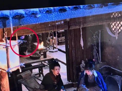 ▲夜戲場景一名戴眼鏡的男子正在低頭操作平板（紅圈處）。（圖／翻攝自Threads）