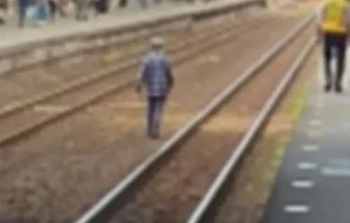 台鐵樹林站驚見老翁漫步鐵軌上！站務員月台緊張狂追畫面曝光