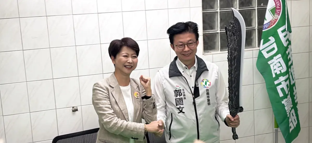 ▲陳亭妃在獲得黨內提名後，前往台南市黨部拜會主委郭國文。（圖／陳亭妃臉書）