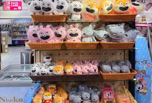 ▲LINE 貼圖冠軍「戀愛兔」與「開心熊貓」限量絨毛玩偶，首週恐販售一空。（圖／台隆手創館提供）