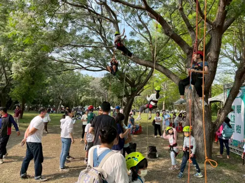 ▲雲朵攀樹體驗：在專業教練指導下，讓孩子於森林裡挑戰自我、累積勇氣。（圖／雲林縣政府）