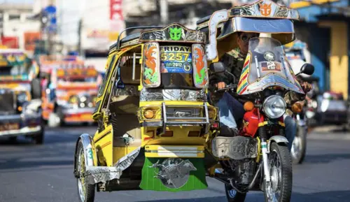 油價飆漲苦了小人物！菲律賓三輪車司機大排長龍等領5000披索補貼