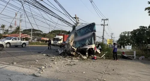 朝聖之旅慘變驚魂記！泰國遊覽車撞斷電線桿52人嚇傻、16人輕傷