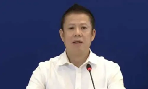 ▲泰國能源業務廳廳長沙拉吾出面道歉，強調儲油量充足，問題出在配送環節而非供應不足。（圖／翻攝自The Thaiger）