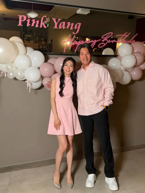 ▲Jeremy（右）現身楊千霈（左）生日派對，男方輕摟楊千霈肩膀，2人戀情似乎悄悄復甦。（圖／翻攝自楊千霈IG@pinkbabe0309）