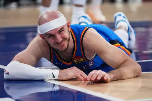 影／雷霆禿曼巴用鞋子蓋火鍋！結果領技術犯規　因此NBA規則被吹