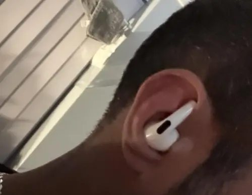 ▲不少果粉實測AirPods反著戴，認為對於耳朵較小的使用者十分適合。（圖／翻攝X）