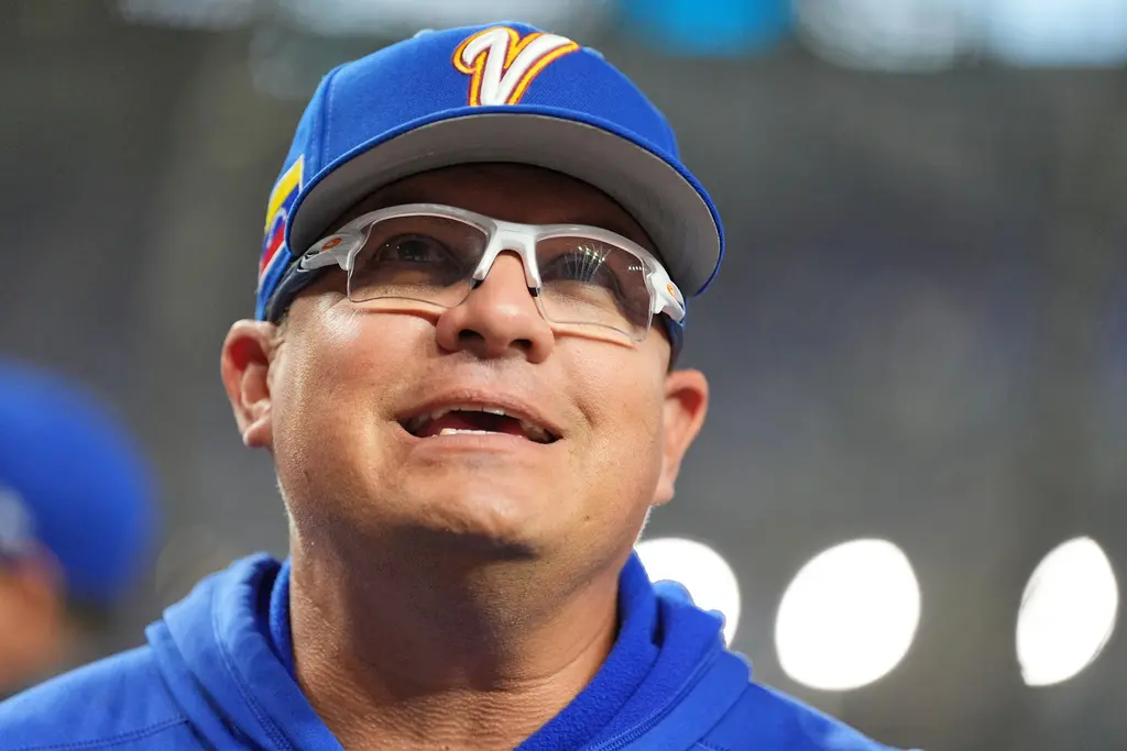 ▲委內瑞拉總教練羅培茲（Omar Lopez）今（18）日向媒體透露，他在決賽當天清晨收到3個大聯盟球團的簡訊，要求限制部分投手「不得連兩天出賽」。（圖／美聯社／達志影像）