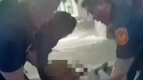 ▲許男不斷咆哮、推擠員警，員警見狀後持警棍朝許男腿部打。（圖／警方提供）