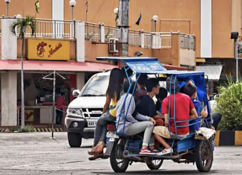 油價飆到撐不住！菲律賓三輪車司機排隊領補助　一天收入直接砍半