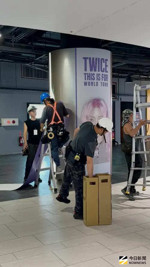 ▲為求完美，4名施工師傅一同貼子瑜的應援柱。（圖／記者張一笙攝）