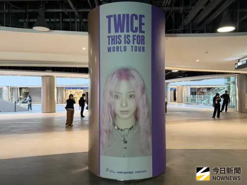 ▲臺北大巨蛋B1，子瑜的應援柱已經張貼完成，吸引不少粉絲前往拍照打卡。（圖／記者張一笙攝）