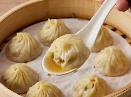 ▲楊銘威與父親一起經營「合府小籠湯包」，招牌小籠包標榜黃金21摺。（圖／翻攝合府小籠湯包臉書 https://www.facebook.com/profile.php?id=61556893708310）