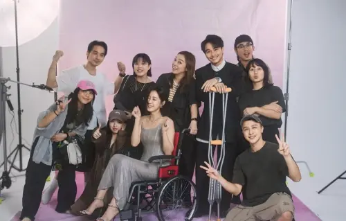 ▲方志友坐輪椅參加金馬獎，楊銘威替她拿拐杖。（圖／翻攝自IG@beatricefang）