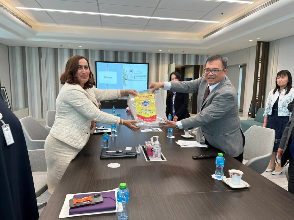 ▲三年前許景琦以台灣觀光醫療發展協會理事長身分，率團參加阿拉伯醫療展，拜會了巴林王國衛生部長。（圖／許景琦提供）