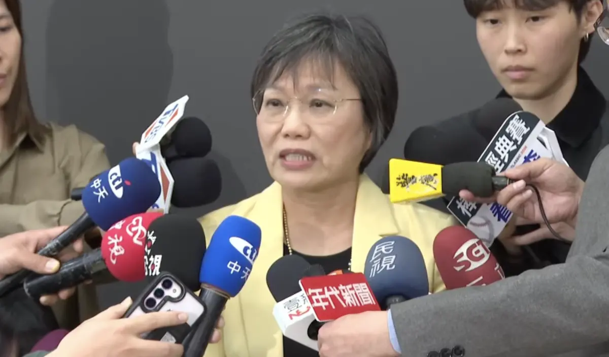 ▲內政部長劉世芳被麥克風碰到怒瞪記者喊騷擾，還原現場。（圖／翻攝畫面）