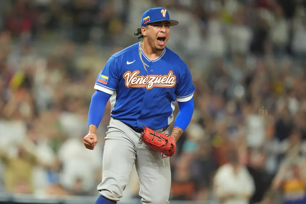 ▲WBC經典賽冠軍賽今（18）日上演，委內瑞拉靠著九局上打回超前分，最後再由終結者帕倫西亞（Daniel Palencia）狂飆99英里火球守成，奪冠當下，帕倫西亞瞬間釋放壓力，跪地掩面痛哭。（圖／美聯社／達志影像）